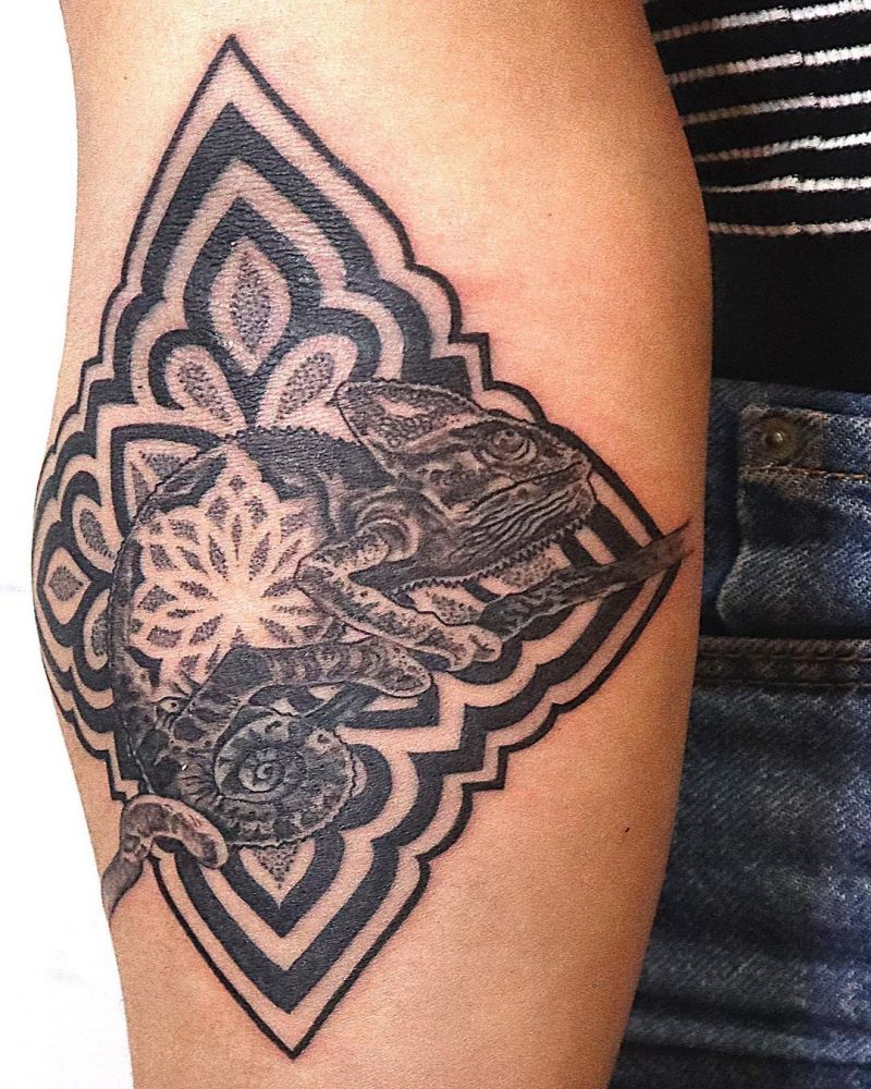 30 Pretty Chameleon Tattoos to Inspire You