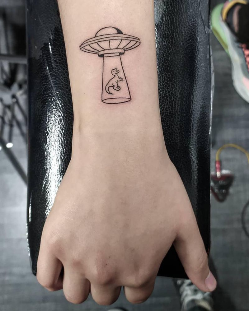 30 Pretty UFO Tattoos You Will Love