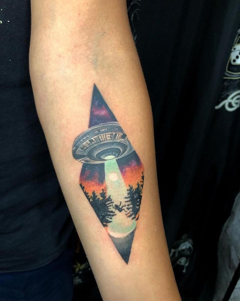 30 Pretty UFO Tattoos You Will Love