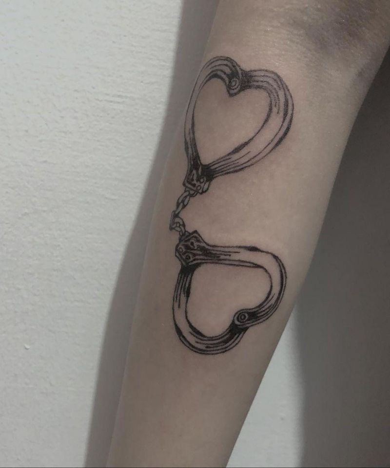 30 Perfect Handcuff Tattoos Make You Yearn for Freedom