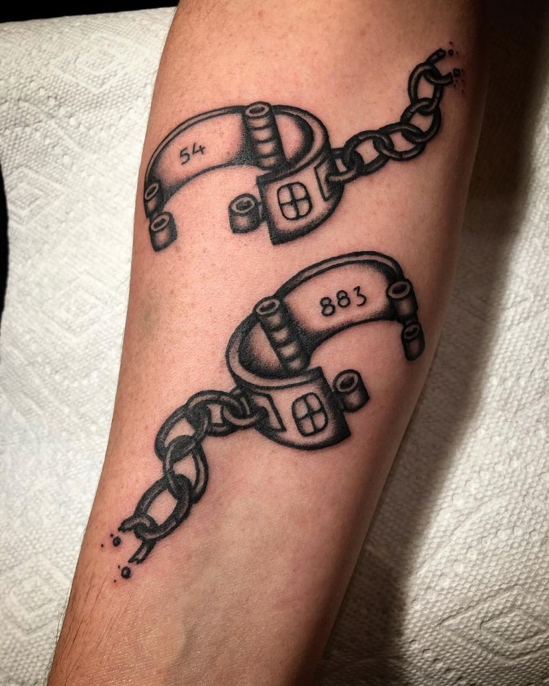 30 Perfect Handcuff Tattoos Make You Yearn for Freedom