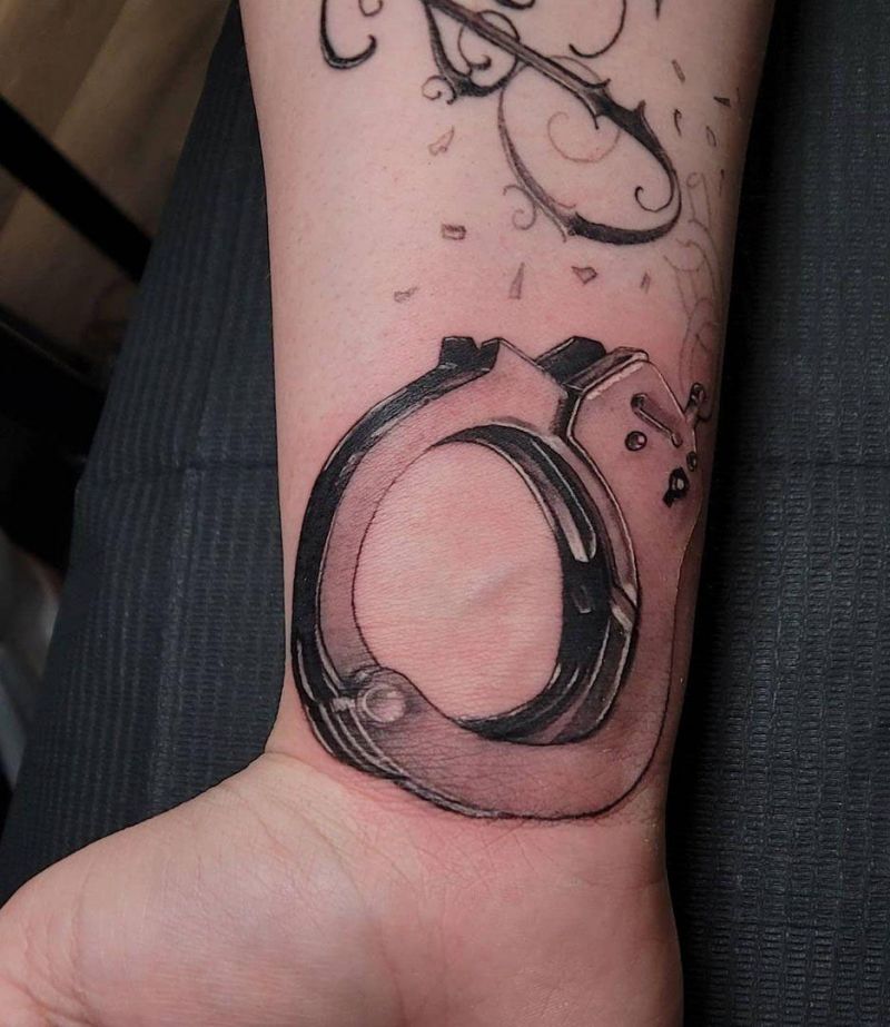 30 Perfect Handcuff Tattoos Make You Yearn for Freedom