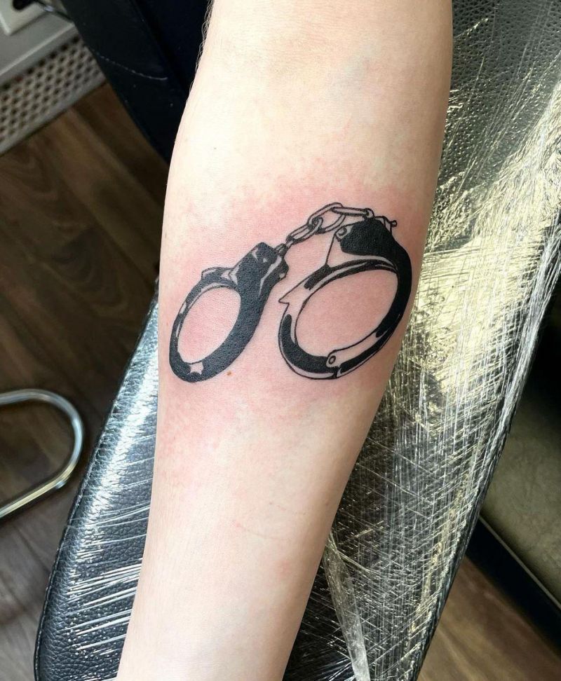 30 Perfect Handcuff Tattoos Make You Yearn for Freedom