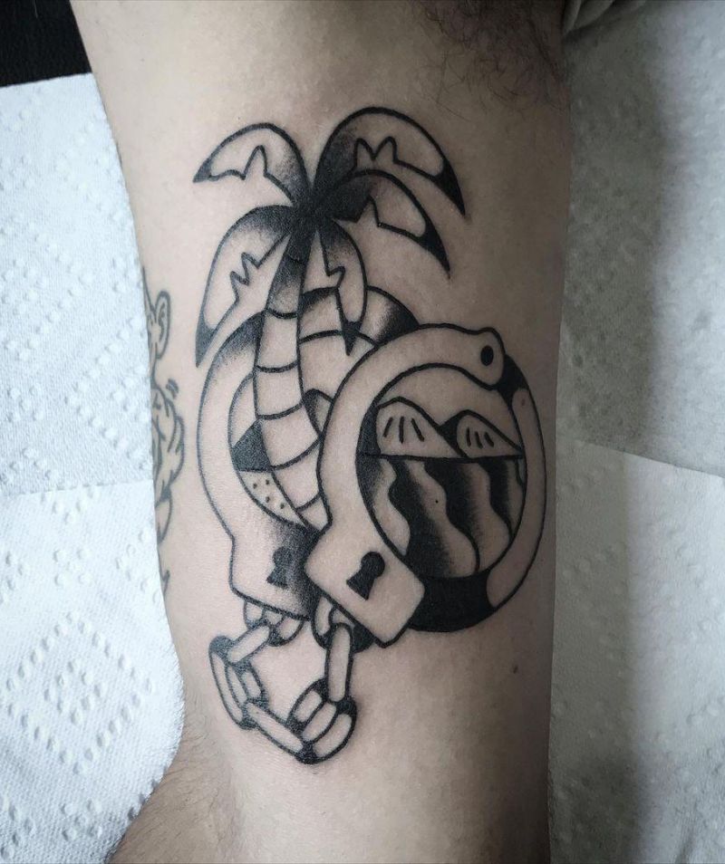 30 Perfect Handcuff Tattoos Make You Yearn for Freedom