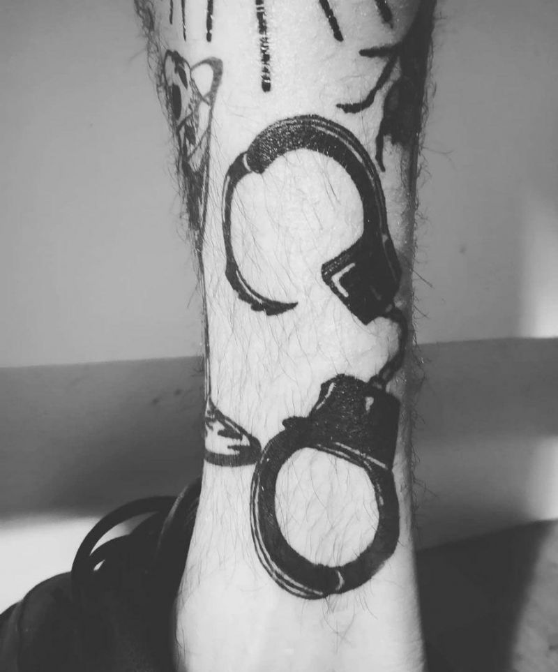 30 Perfect Handcuff Tattoos Make You Yearn for Freedom