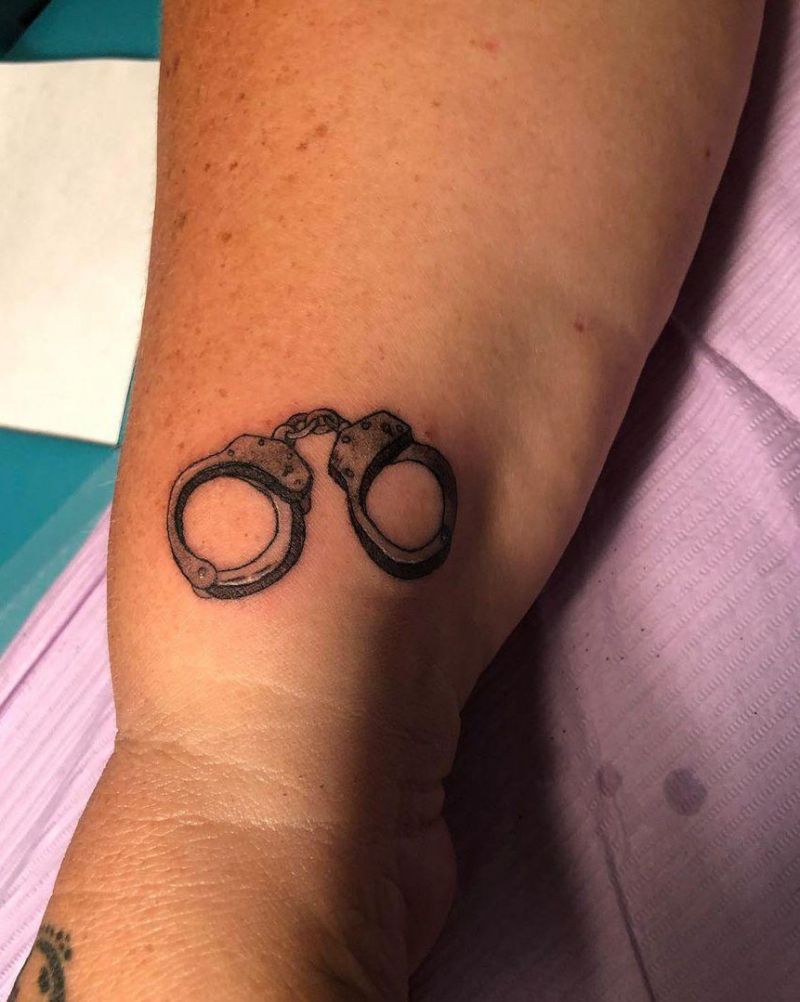 30 Perfect Handcuff Tattoos Make You Yearn for Freedom