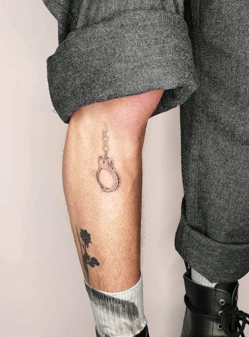 30 Perfect Handcuff Tattoos Make You Yearn for Freedom