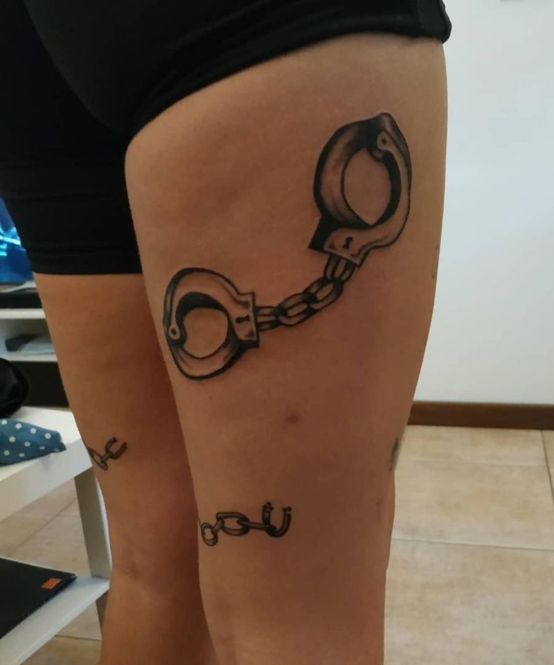 30 Perfect Handcuff Tattoos Make You Yearn for Freedom