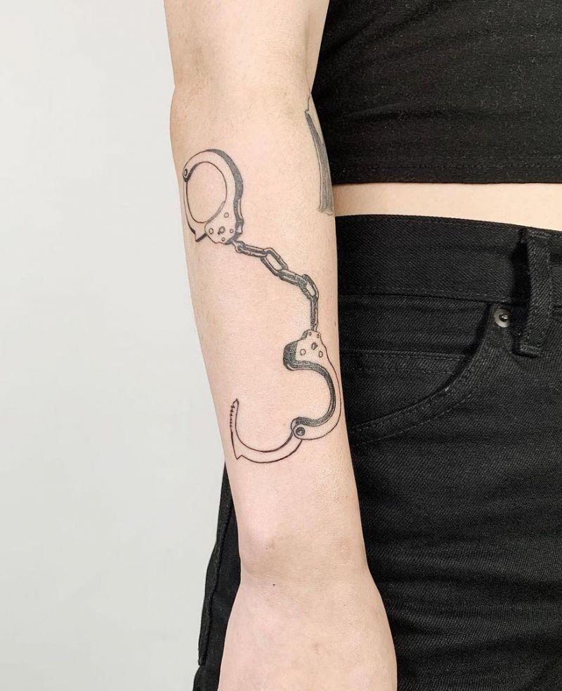 30 Perfect Handcuff Tattoos Make You Yearn for Freedom