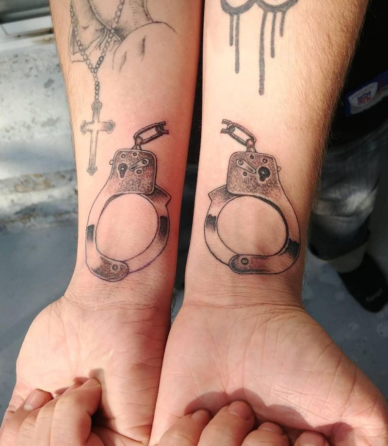 30 Perfect Handcuff Tattoos Make You Yearn for Freedom