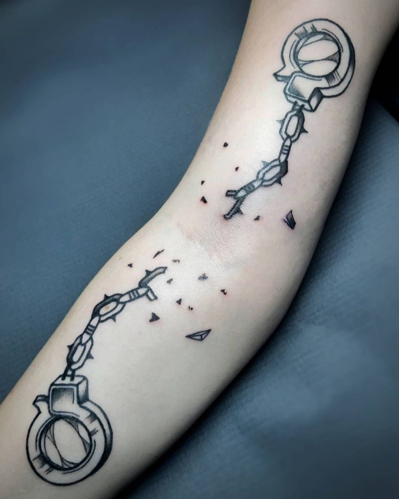 30 Perfect Handcuff Tattoos Make You Yearn for Freedom