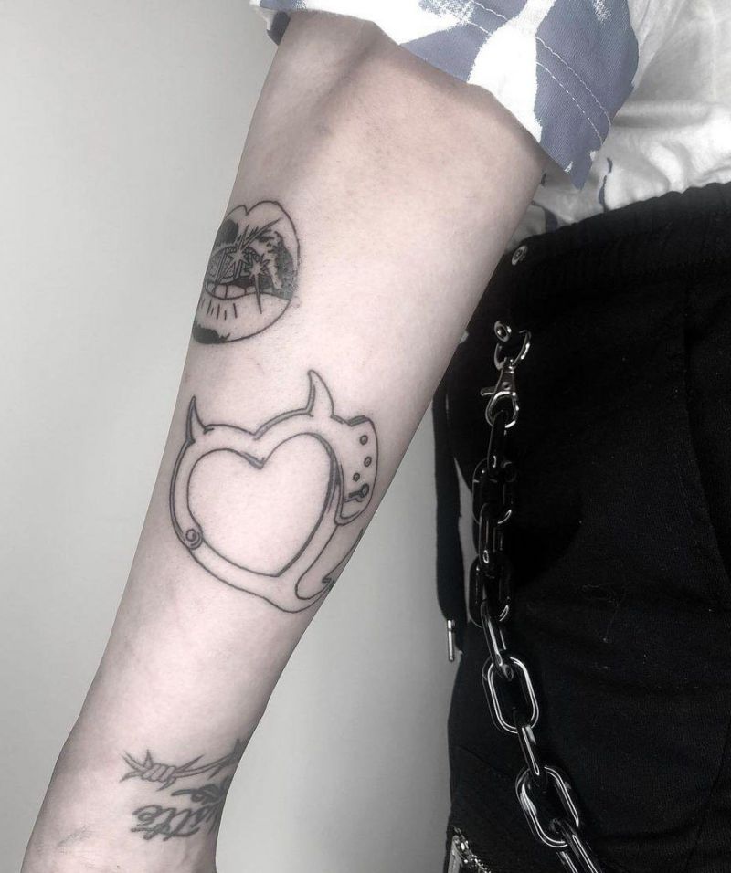 30 Perfect Handcuff Tattoos Make You Yearn for Freedom