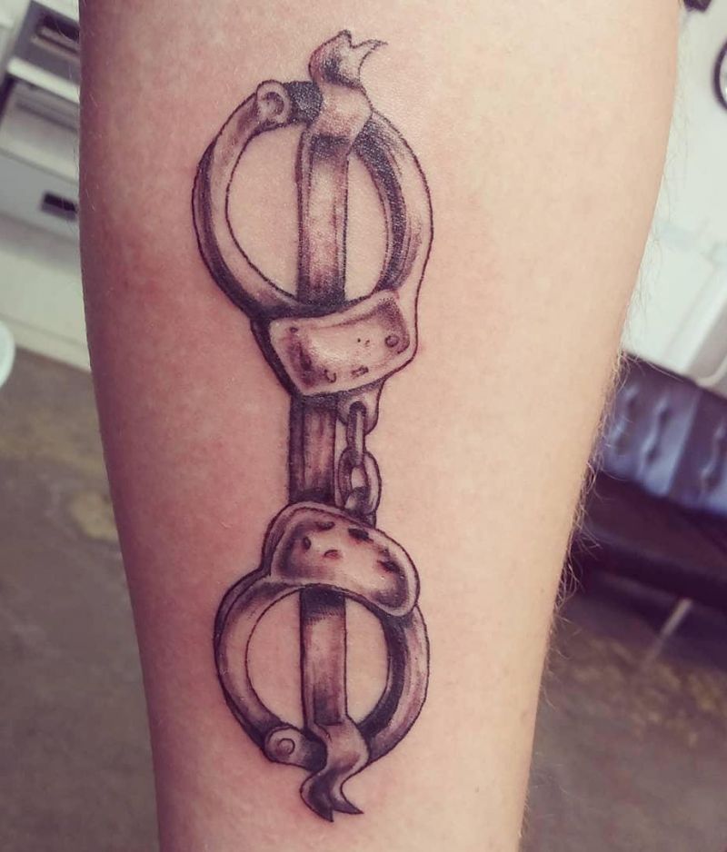 30 Perfect Handcuff Tattoos Make You Yearn for Freedom