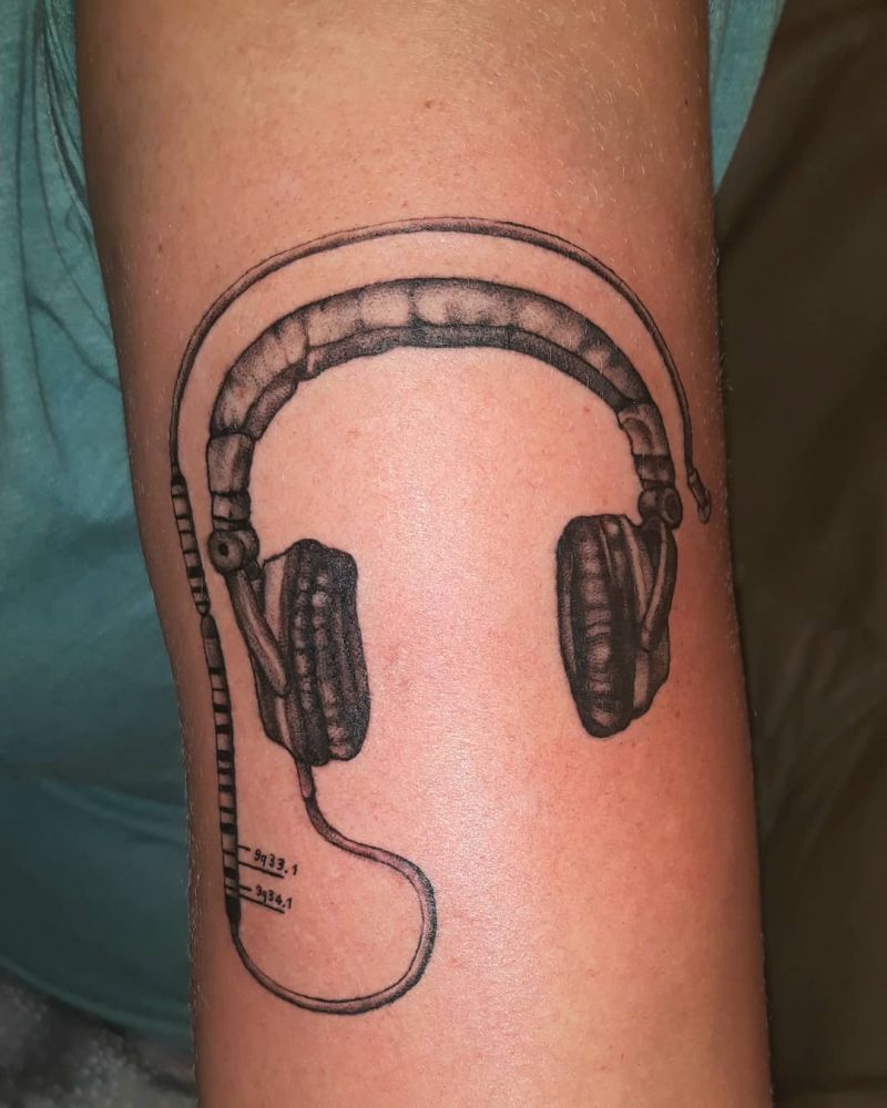 30 Pretty Headphones Tattoos You Will Love