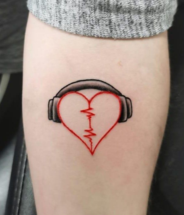 30 Pretty Headphones Tattoos You Will Love