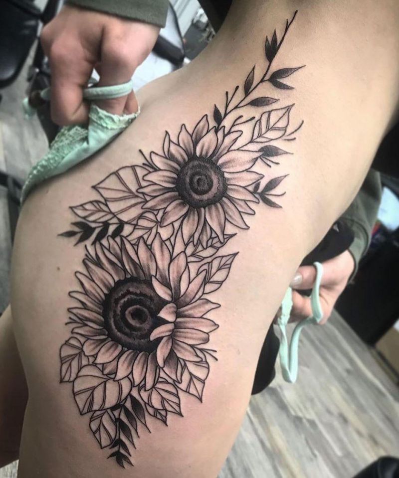 30 Pretty Thigh Tattoos You Can Copy