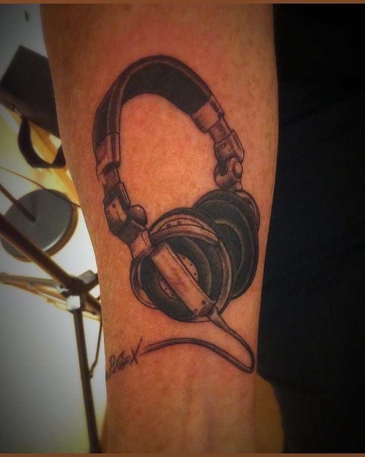 30 Pretty Headphones Tattoos You Will Love