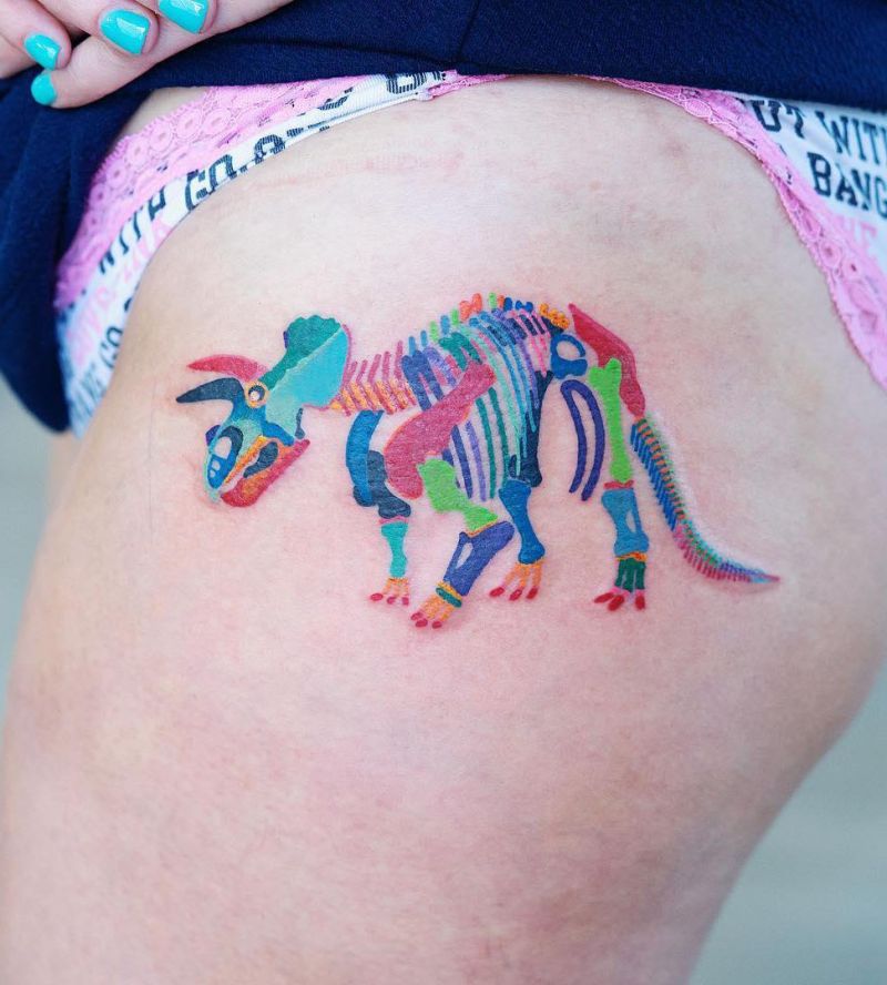 30 Pretty Thigh Tattoos You Can Copy