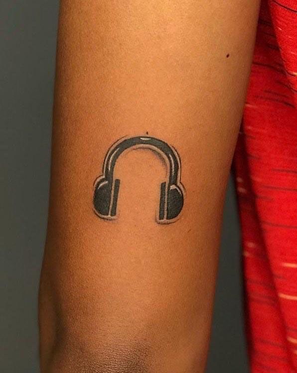 30 Pretty Headphones Tattoos You Will Love