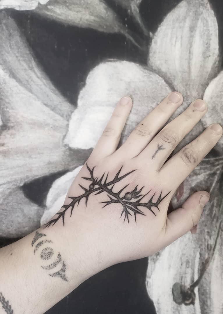 30 Pretty Thorn Tattoos You Need to Copy