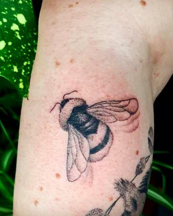 30 Pretty Bumble Bee Tattoos You Can Copy