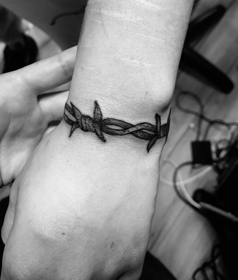 30 Pretty Barbed Wire Tattoos You Must Try