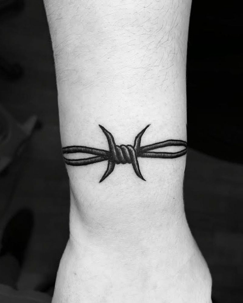 30 Pretty Barbed Wire Tattoos You Must Try