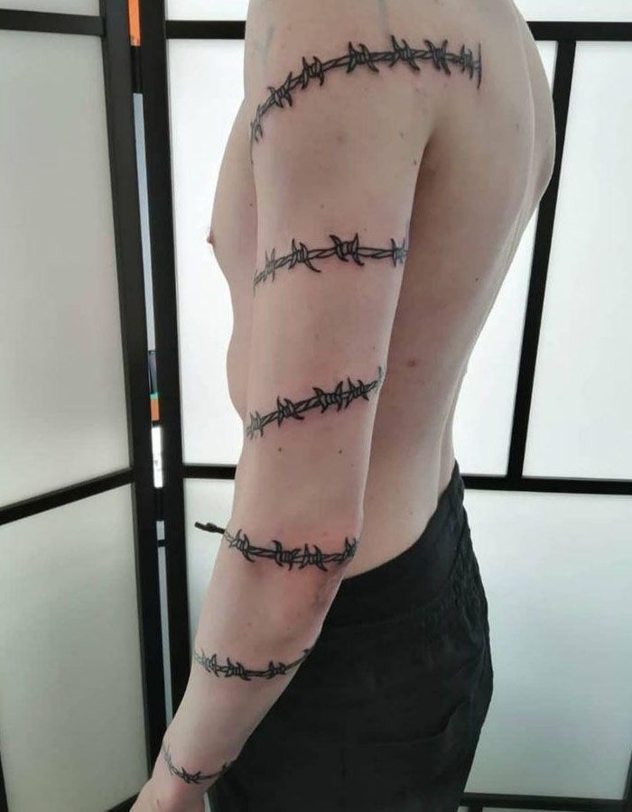 30 Pretty Barbed Wire Tattoos You Must Try