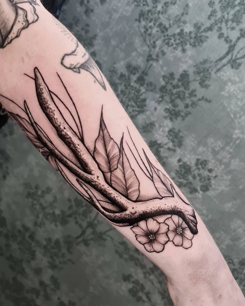 30 Pretty Antler Tattoos to Inspire You