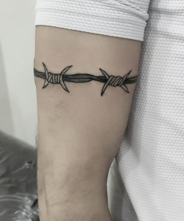 30 Pretty Barbed Wire Tattoos You Must Try