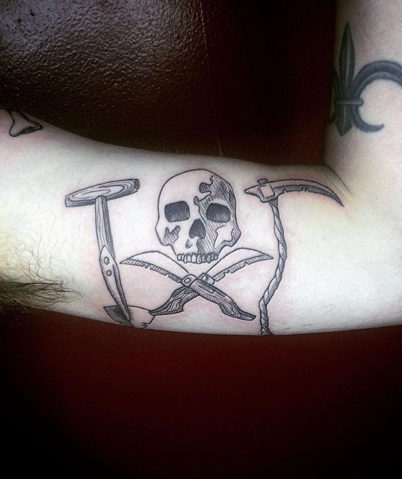 30 Gorgeous Skull and Crossbones Tattoos You Can’t Miss