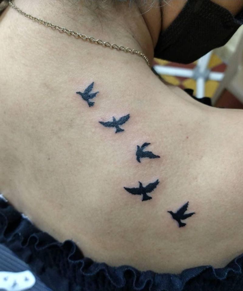 30 Pretty Flying Birds Tattoos to Inspire You