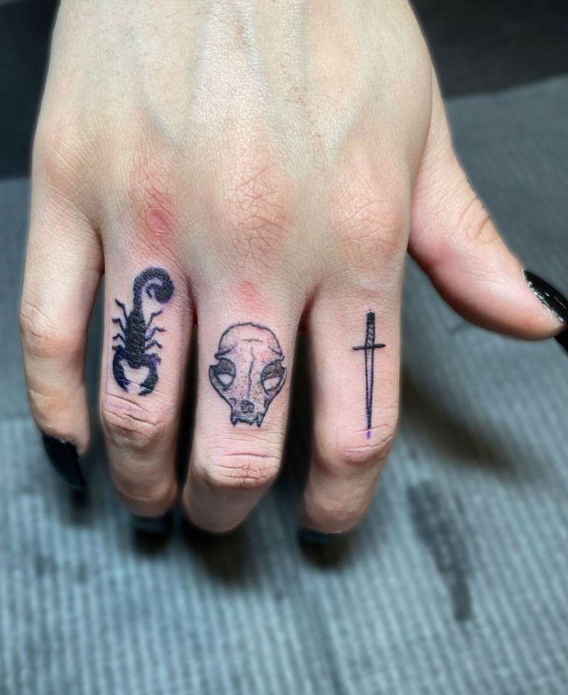 30 Perfect Knuckle Tattoos for Your Inspiration