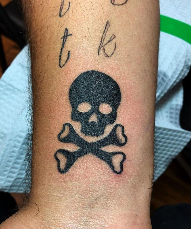 30 Gorgeous Skull and Crossbones Tattoos You Can’t Miss