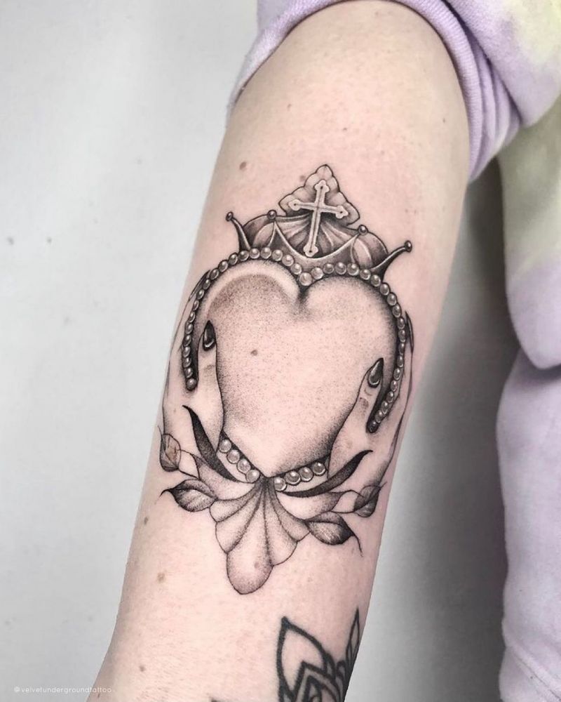 30 Pretty Claddagh Tattoos You Must Love