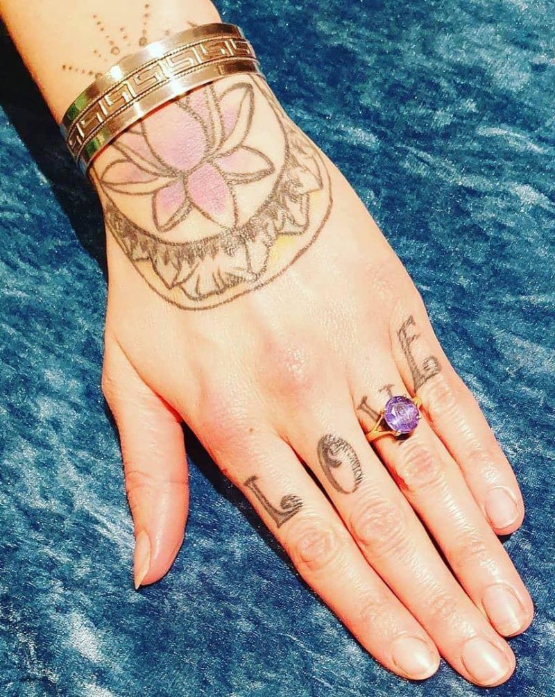 30 Perfect Knuckle Tattoos for Your Inspiration