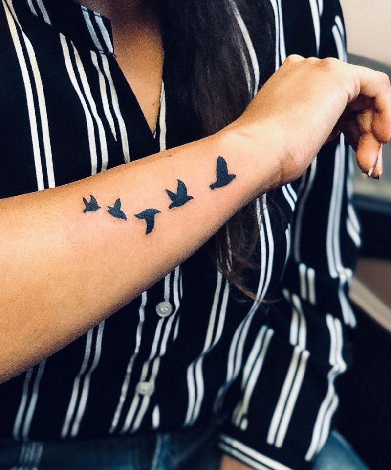 30 Pretty Flying Birds Tattoos to Inspire You