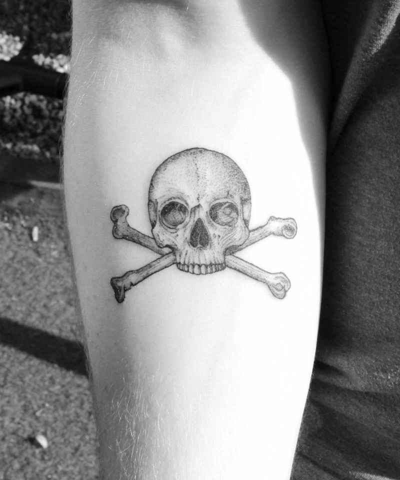 30 Gorgeous Skull and Crossbones Tattoos You Can’t Miss