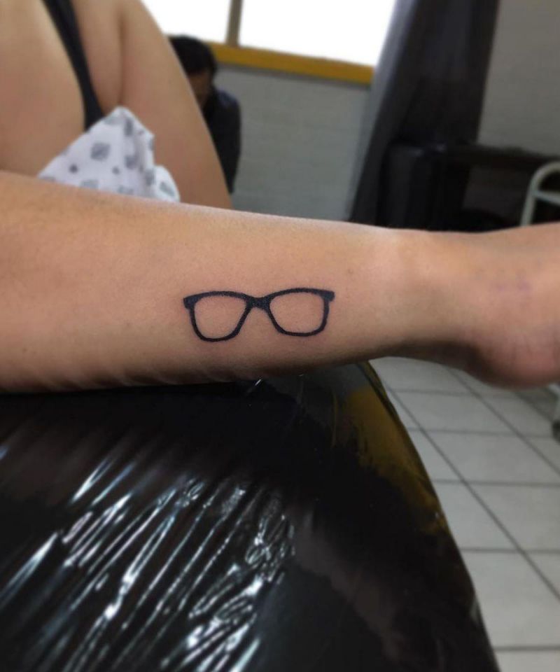 30 Pretty Glasses Tattoos You Will Love