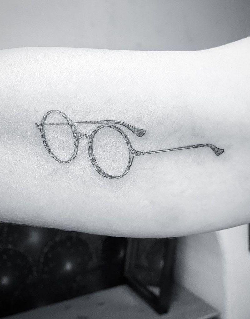 30 Pretty Glasses Tattoos You Will Love