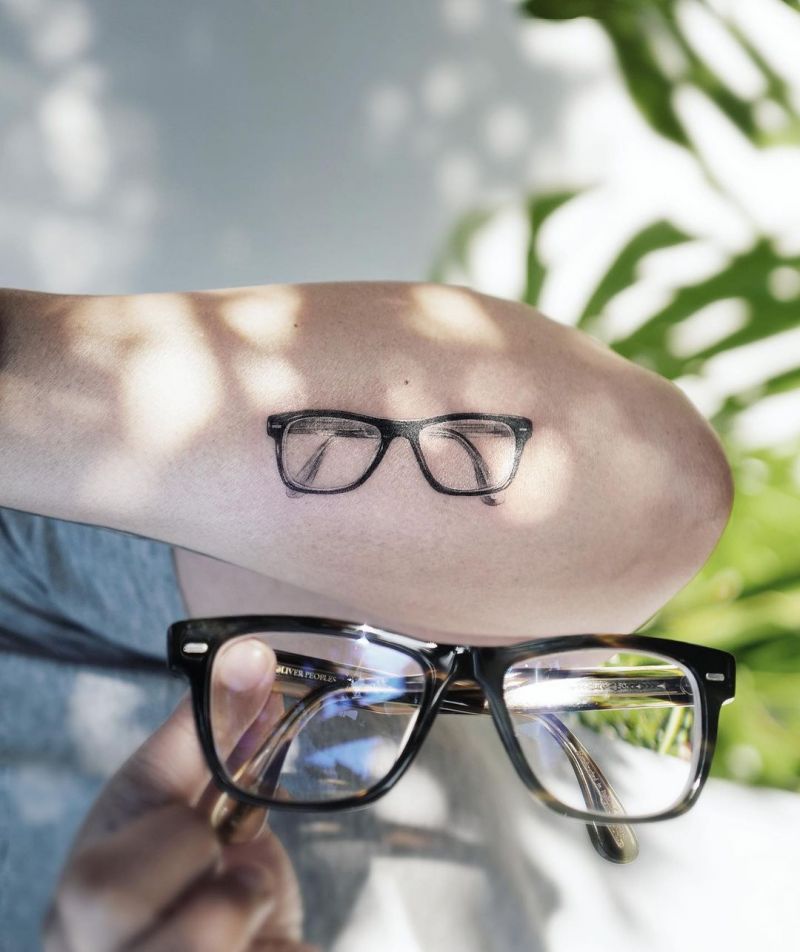 30 Pretty Glasses Tattoos You Will Love