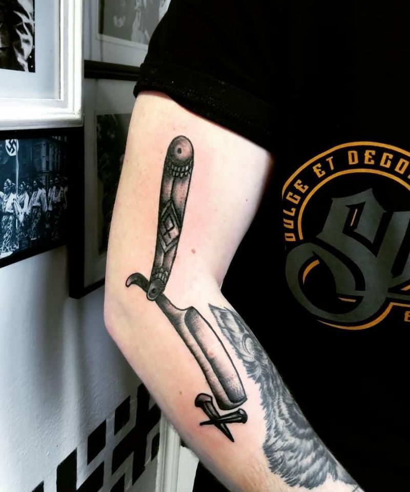 30 Pretty Razor Tattoos for Your Inspiration