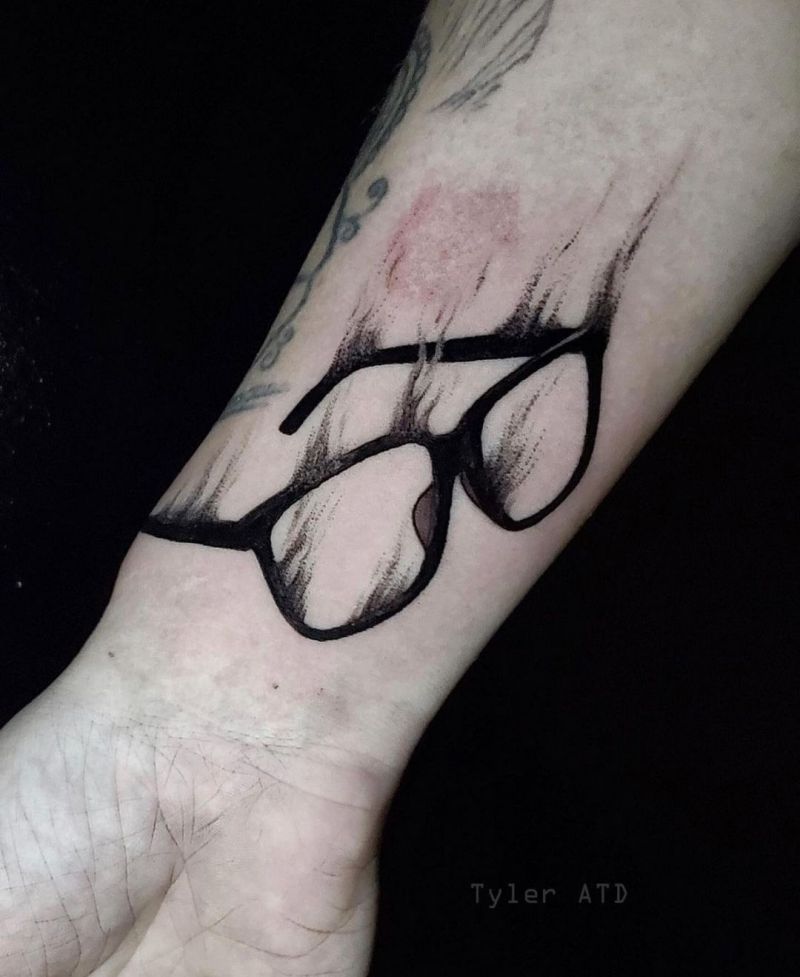 30 Pretty Glasses Tattoos You Will Love