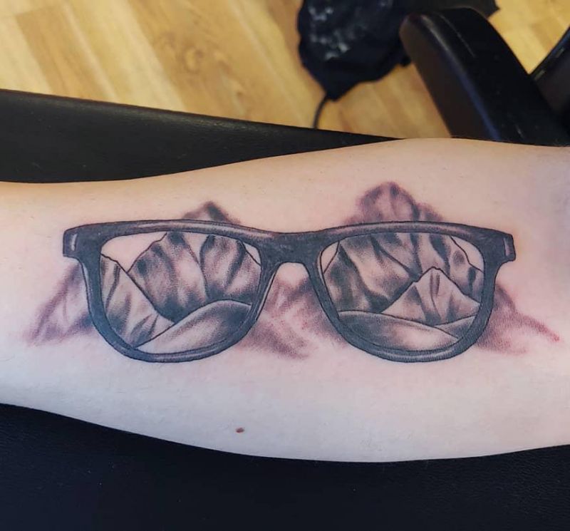 30 Pretty Glasses Tattoos You Will Love