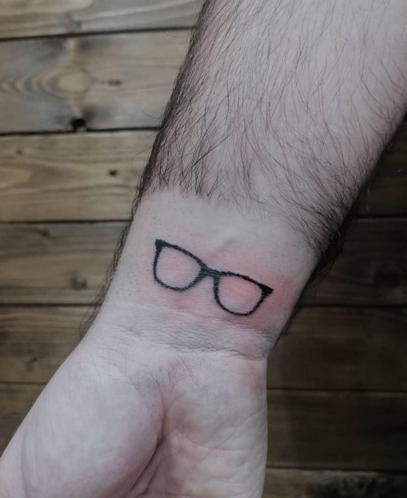 30 Pretty Glasses Tattoos You Will Love