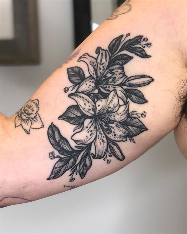 30 Elegant Stargazer Lily Tattoos You Will Love