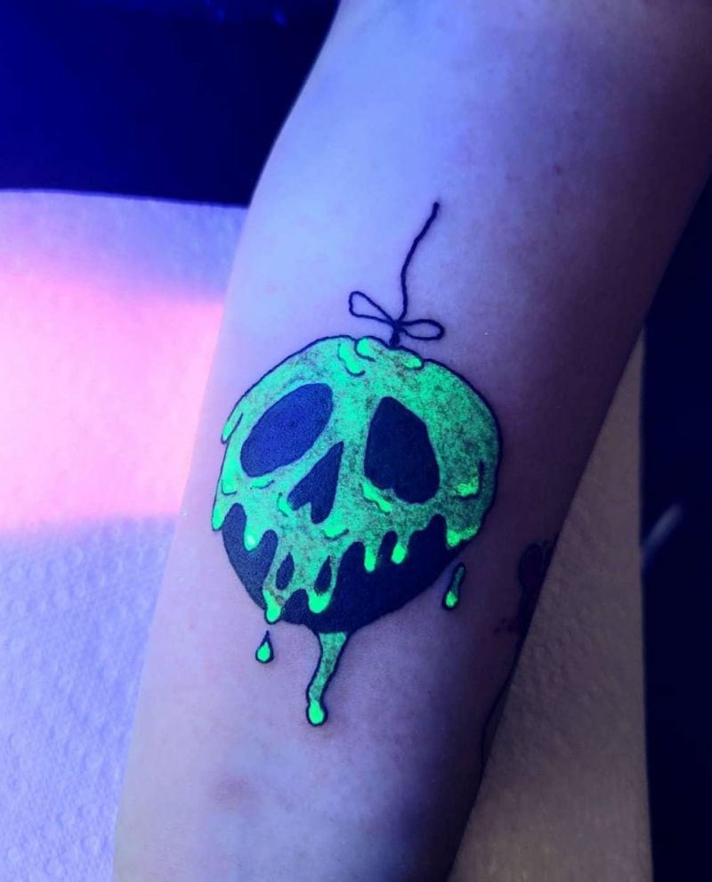 30 Pretty Snow White Apple Tattoos You Must Try