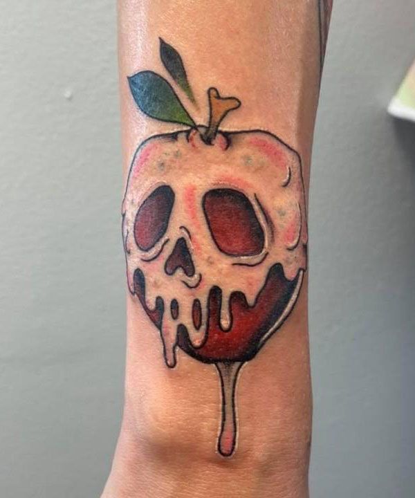 30 Pretty Snow White Apple Tattoos You Must Try