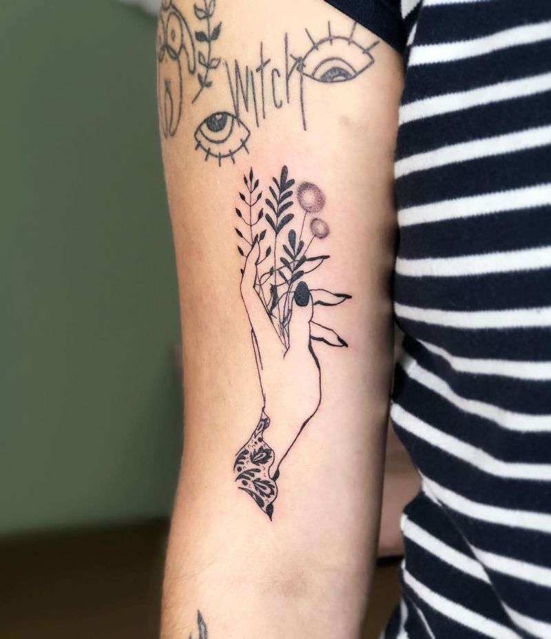 30 Great Hand Holding Flowers Tattoos Make You Attractive