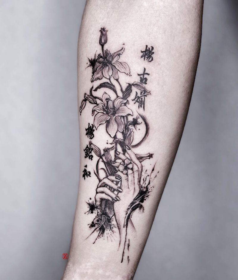 30 Great Hand Holding Flowers Tattoos Make You Attractive